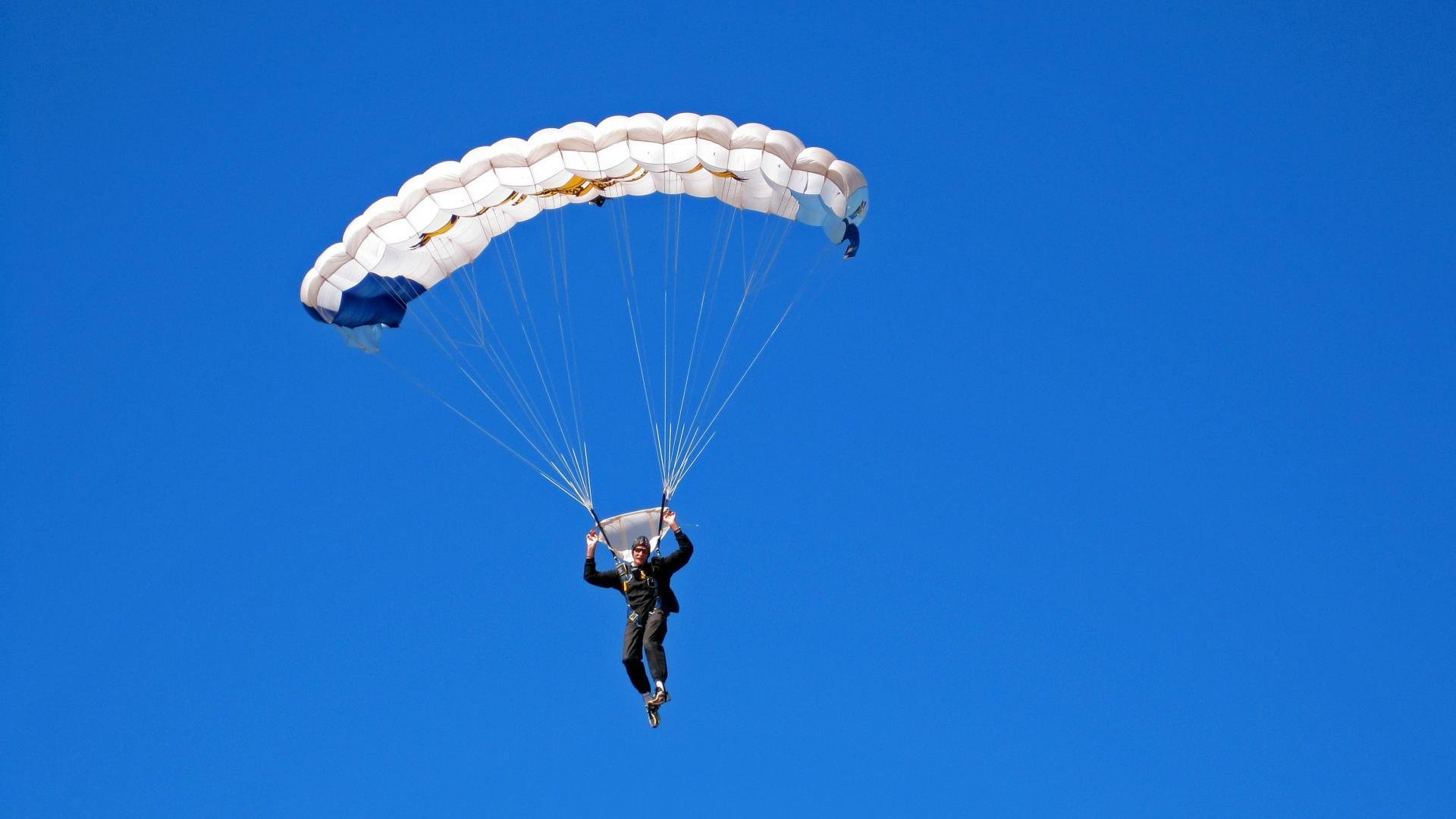 _专业解说员：用镜头讲述比赛背后的故事_，比赛解说技巧